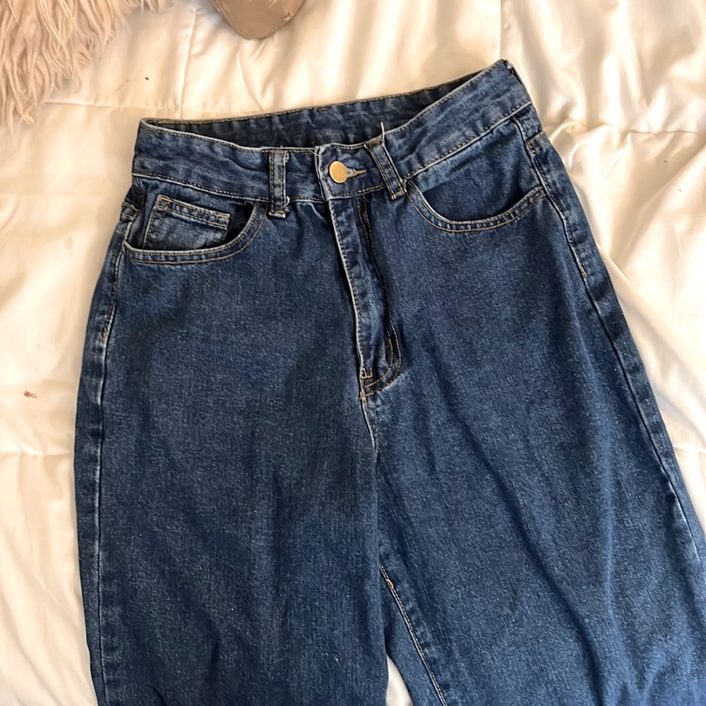 Medium length blue boyfriend jeans in style
